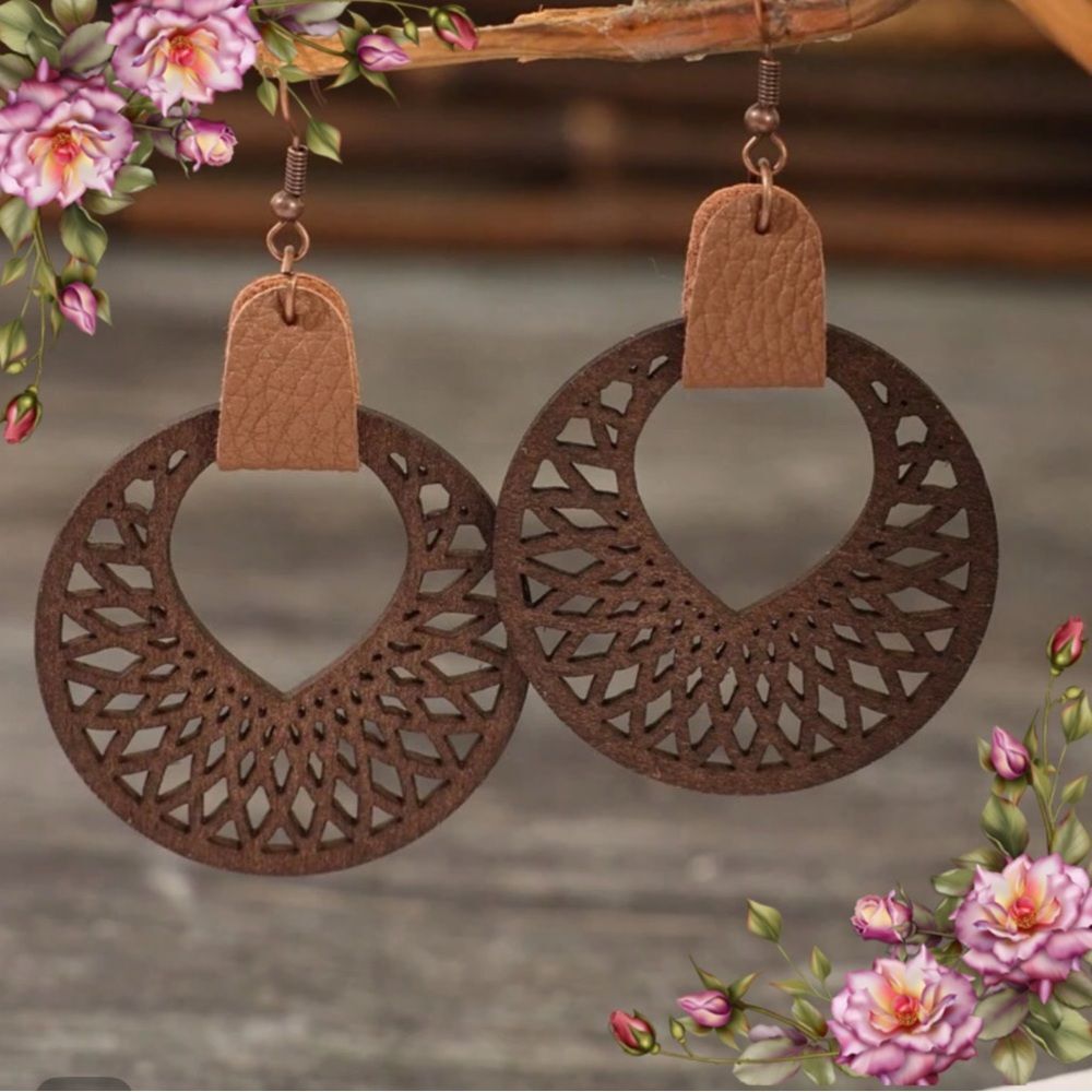Elegant Brown Leather Cutout Earrings‎